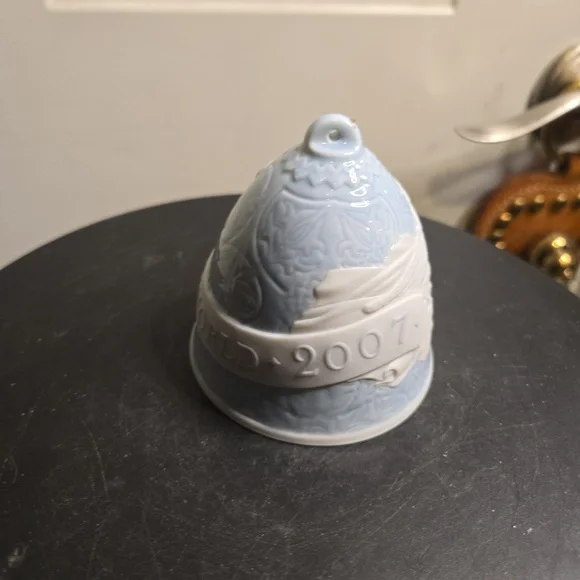 Lladro 2007 Porcelain White Bell Ornament - Picture 7 of 12